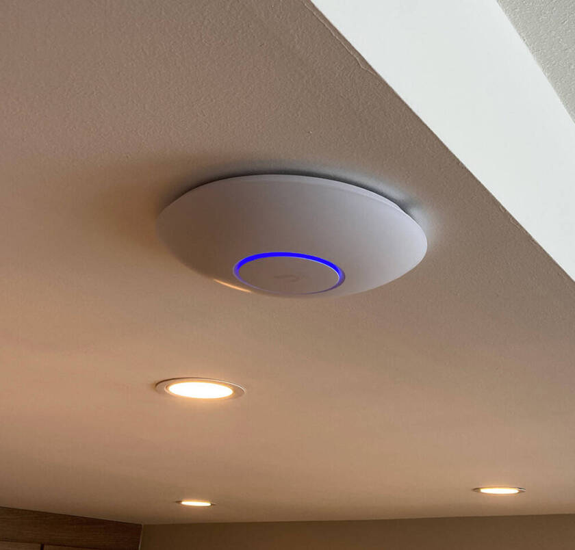 Netjes gemonteerd wifi access point aan het plafond